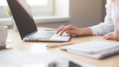 كيف يمكن للتقنيات الرقمية والذكية أن تتحول من أدوات إلى درع حماية للمرأة؟ - الخليج الان