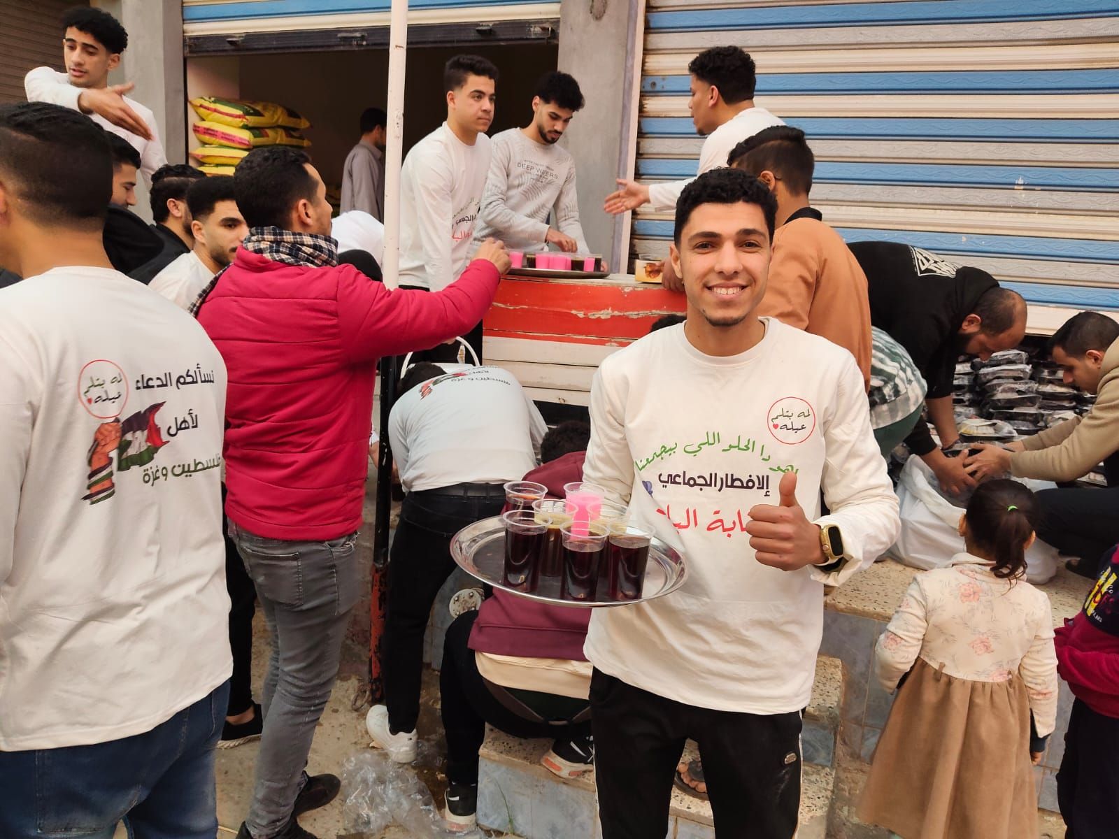 على خُطي المطرية .. أهالي قرية الغابة بالشرقية يجهزون أطول مائدة إفطار جماعية - الخليج الان