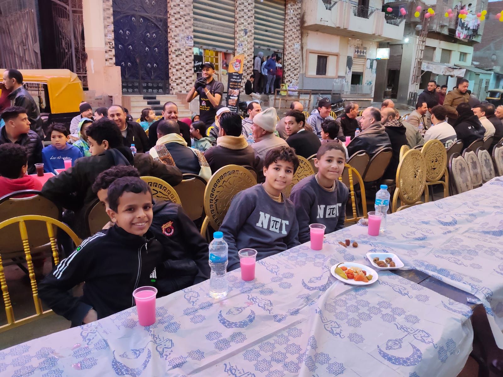 على خُطي المطرية .. أهالي قرية الغابة بالشرقية يجهزون أطول مائدة إفطار جماعية - الخليج الان