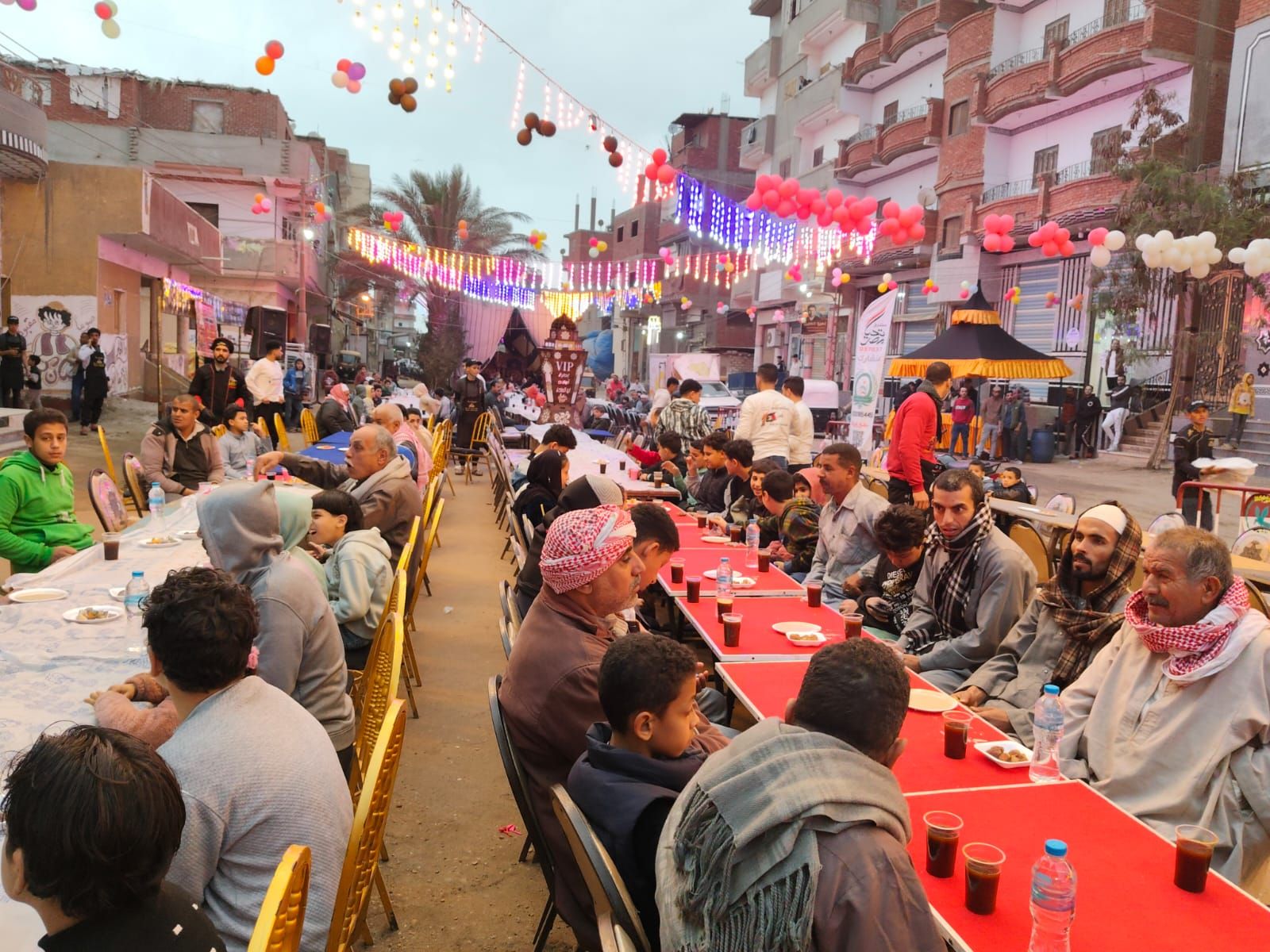 على خُطي المطرية .. أهالي قرية الغابة بالشرقية يجهزون أطول مائدة إفطار جماعية - الخليج الان