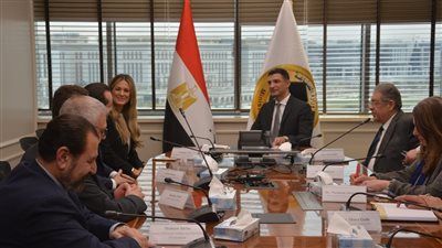 وزير الصناعة يستعرض مع «مرسيدس-بنز إيجيبت» فرص توطين صناعة السيارات وتعميق المكون المحلي - الخليج الان