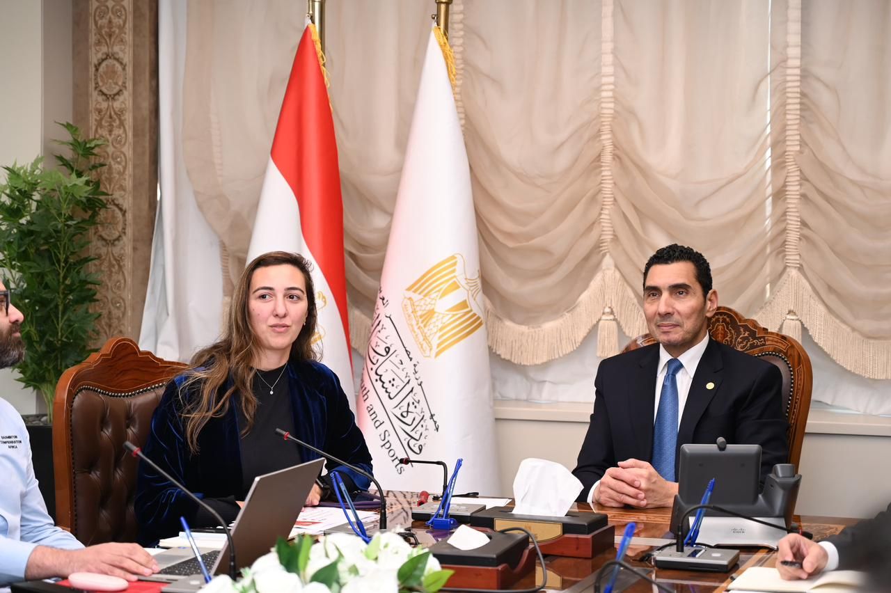 وزير الشباب والرياضة يبحث خطة الاتحاد المصري للريشة الطائرة - الخليج الان