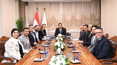 وزير الشباب والرياضة يبحث خطة الاتحاد المصري للريشة الطائرة - الخليج الان