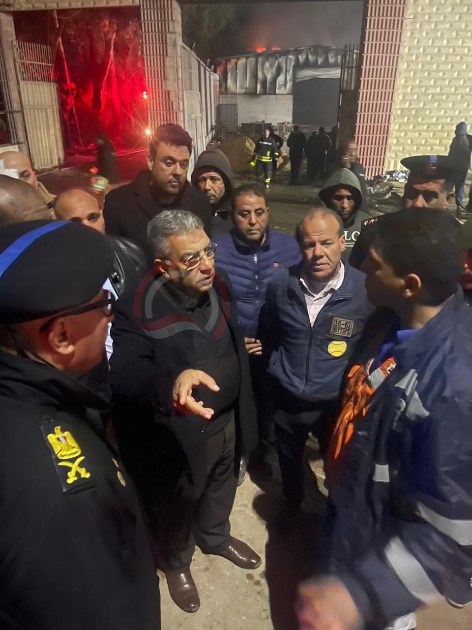 محافظ الدقهلية يتابع ميدانيًا أعمال السيطرة على حريق مصنع عقل بطلخا واستمرار عمليات الإطفاء والتبريد - الخليج الان