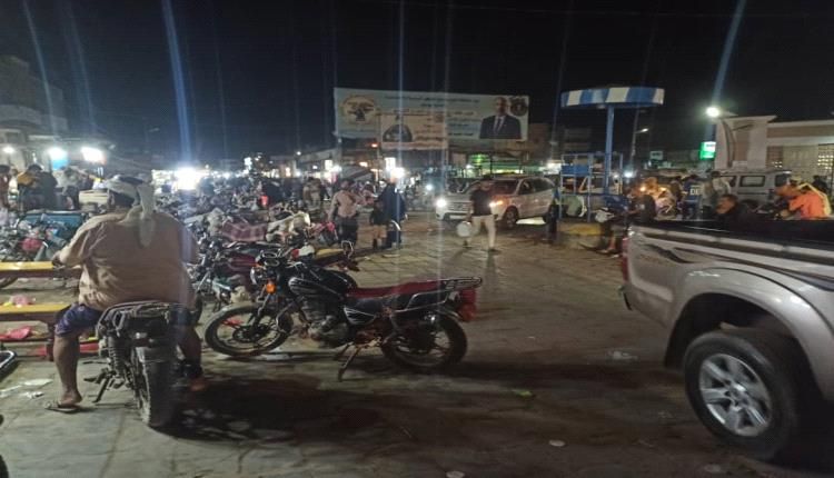 ازدحام كبير للمواطنين خلال اواخر شهر رمضان في الحوطة بلحج