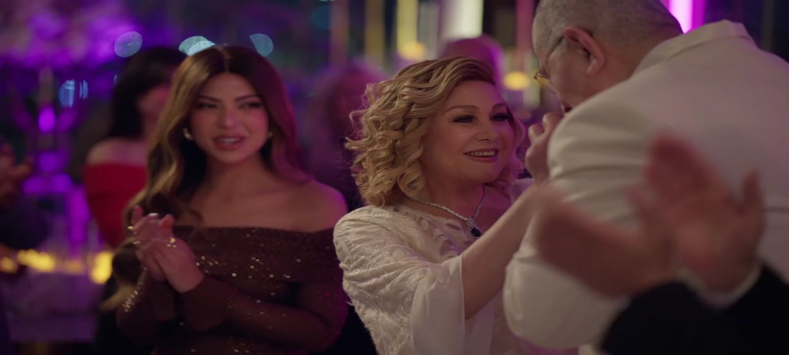 مسلسل بابا وماما جيران الحلقة 12.. شجار جديد بين نورا وهشام بسبب تفكير الاخير بالسفر - الخليج الان