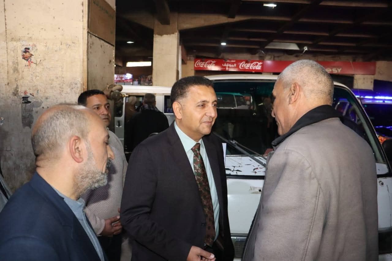 محافظ القليوبية يتابع تعريفة الركوب الجديدة بموقف بنها - الخليج الان