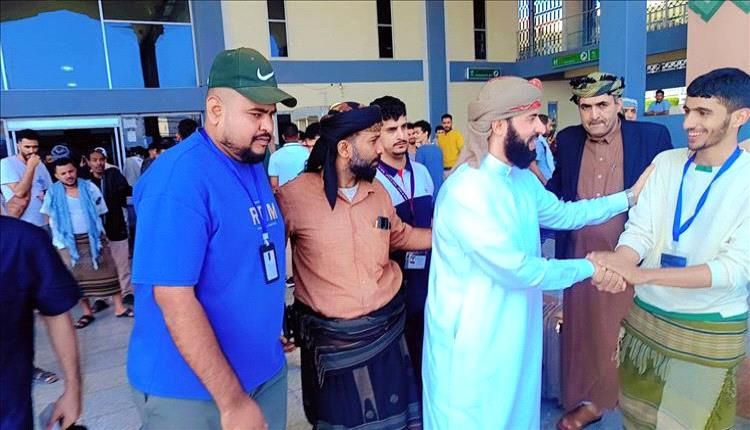 قادماً من الرياض.. محافظ أبين الدكتور مختار الرباش يصل إلى مطار عدن