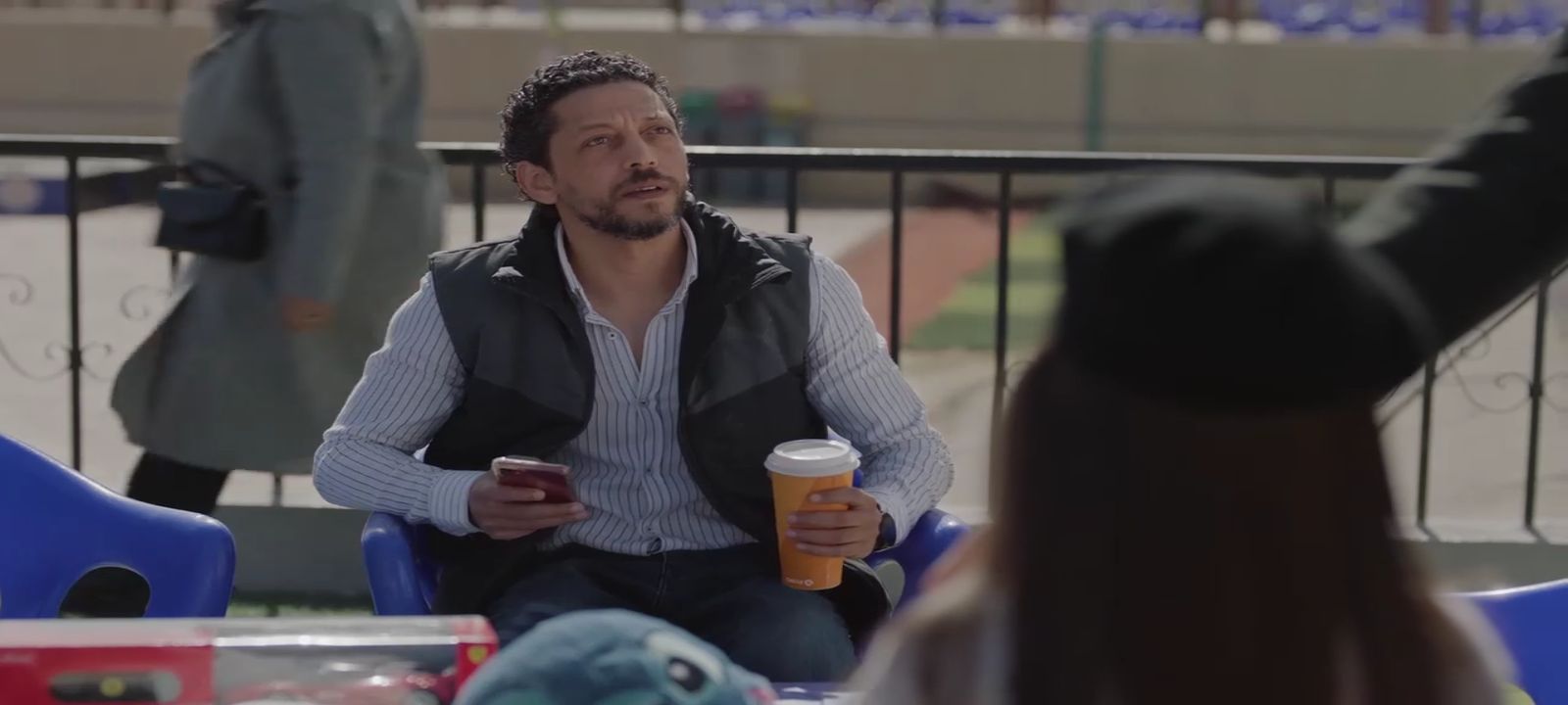 مسلسل المتر سمير الحلقة 13.. كريم محمود عبد يعاني من محاولة رؤية ابنته - الخليج الان