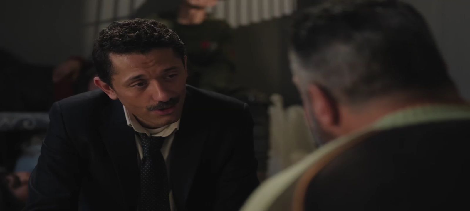 مسلسل المتر سمير الحلقة 13.. كريم محمود عبد يعاني من محاولة رؤية ابنته - الخليج الان