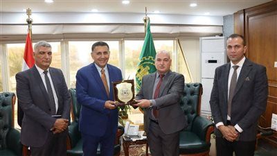 محافظ القليوبية يبحث التعاون مع بنها للصناعات الإلكترونية - الخليج الان