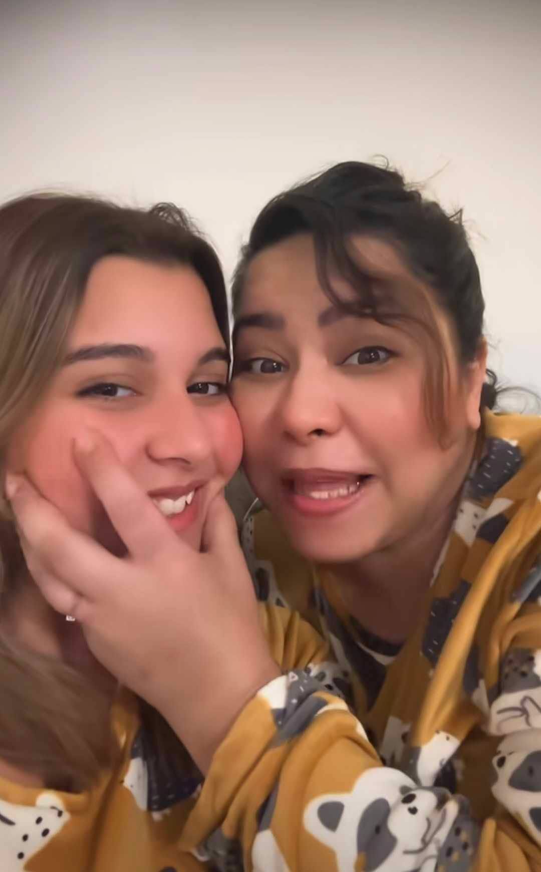 بالبيجامة.. أحدث ظهور لـ شيرين عبد الوهاب مع ابنتها في أول أيام العيد| صور - الخليج الان