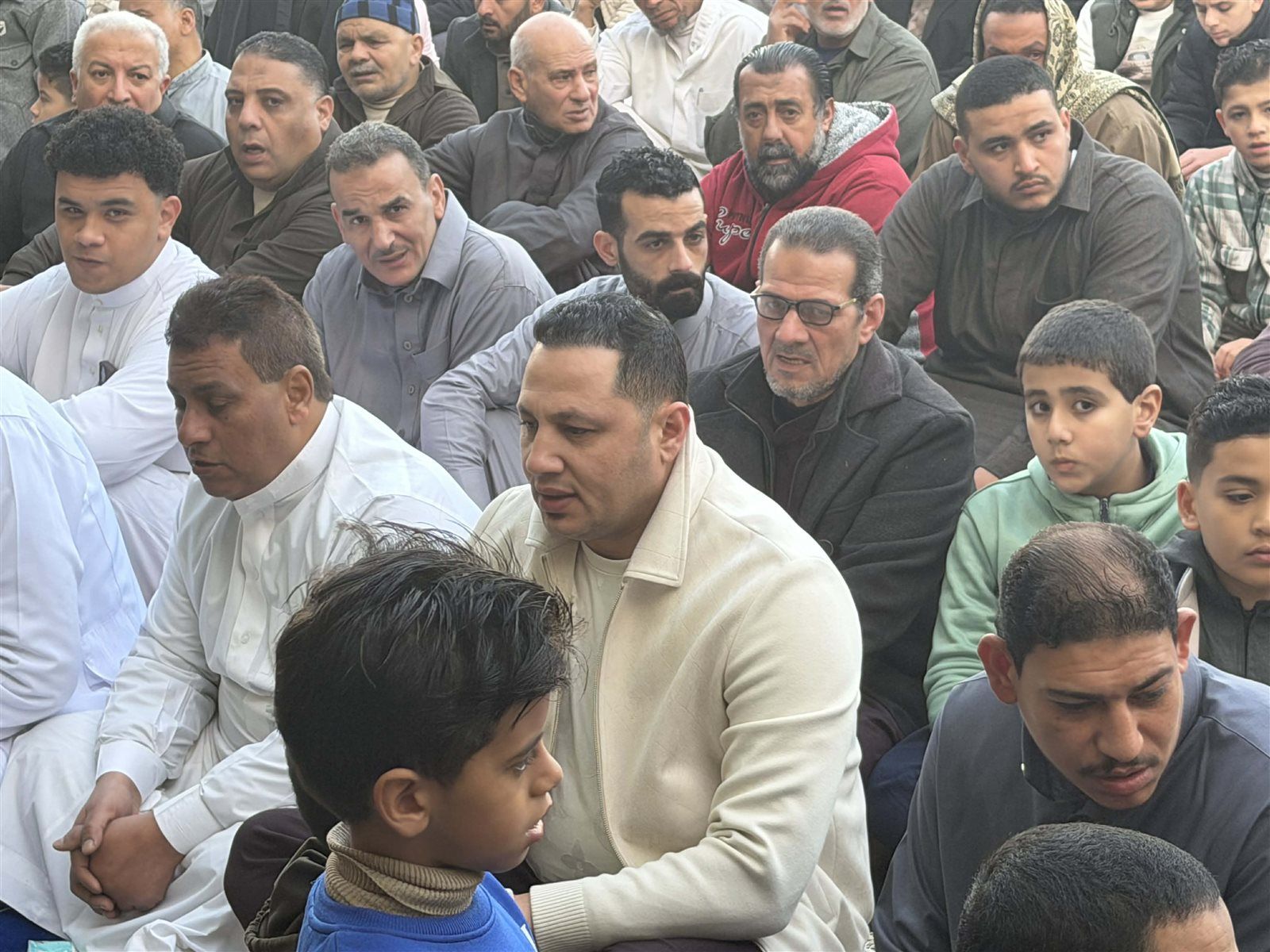 النائب سيد سمير يؤدي صلاة عيد الفطر بين أهالي قريته بالبجلات ويعلن التبرع بـ2 مليون جنيه لتجهيز 50 عروسة - الخليج الان