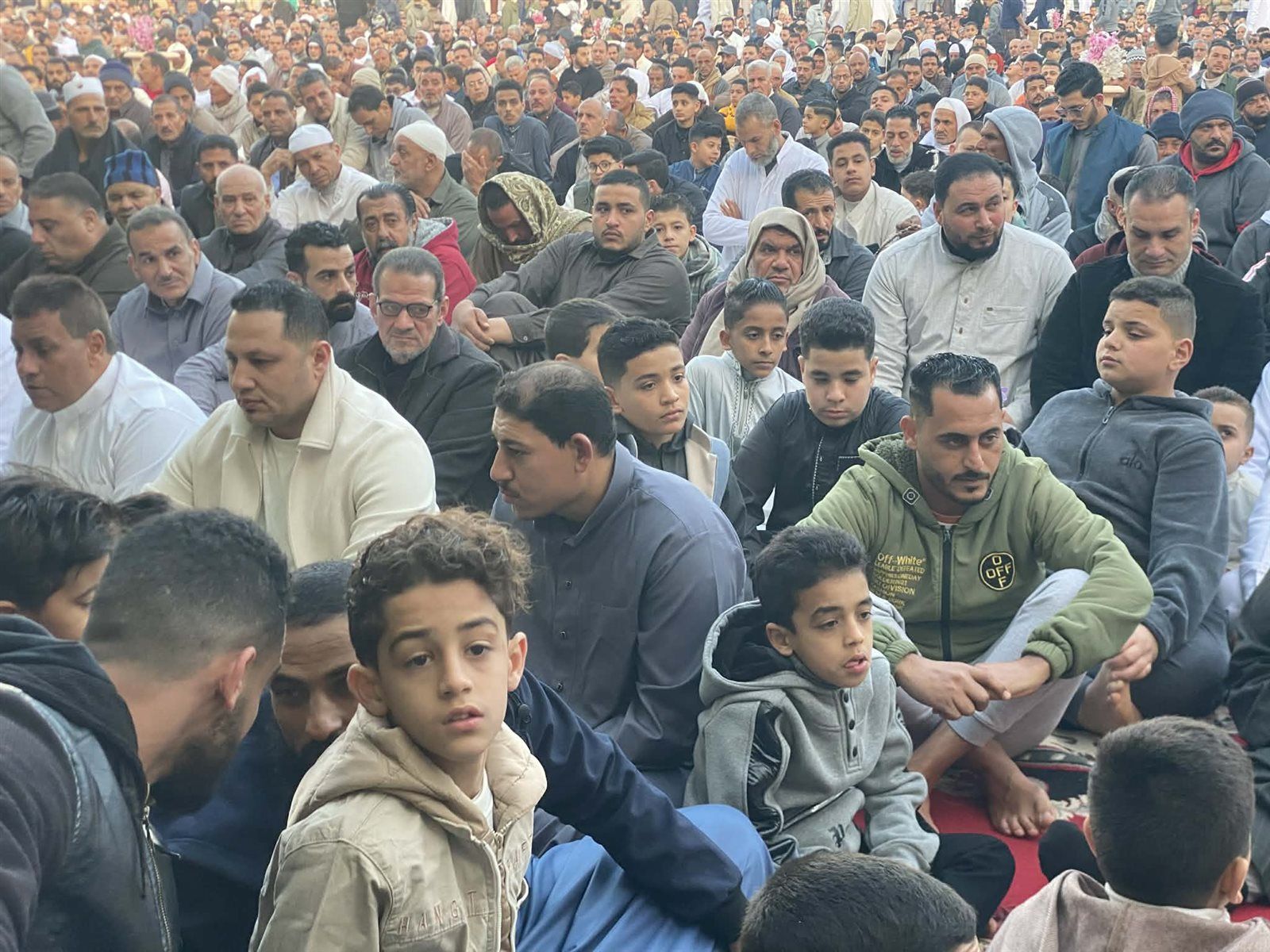 النائب سيد سمير يؤدي صلاة عيد الفطر بين أهالي قريته بالبجلات ويعلن التبرع بـ2 مليون جنيه لتجهيز 50 عروسة - الخليج الان