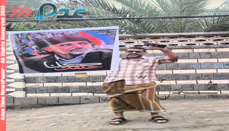 بعلم الجنوب وصور "الزُبيدي".. مواطنون يستقبلون الوزراء والمسؤولين عقب صلاة العيد في معاشيق