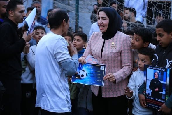 النائبة بثينة أبو زيد تشارك في اليوم الرياضي الخيري الرابع بسندوة وتؤكد دعمها للشباب - الخليج الان