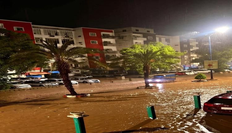 يحدث الآن .. أمطار غزيرة على العاصمة عدن .. المعلا تغرق