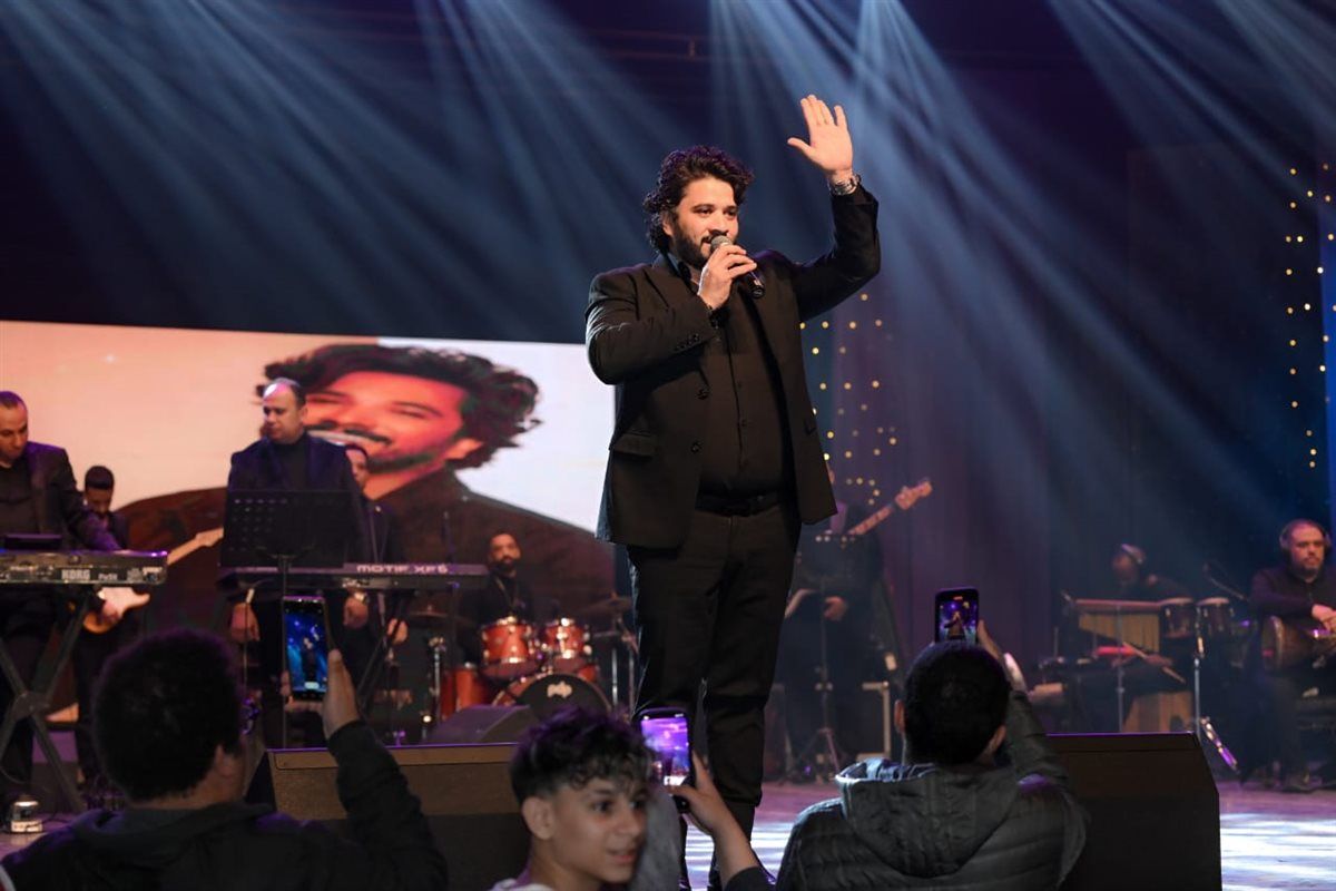ليلة طربية مميزة.. مصطفى حجاج يتألق في حفل غنائي على مسرح البالون - الخليج الان