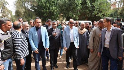 محافظ المنيا يتفقد مشروعات البنية التحتية ببني أحمد الغربية ويتابع أعمال رصف وتطوير الطرق والكباري - الخليج الان