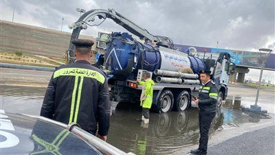 إزالة تجمعات المياه ومنع التكدسات | انتشار رجال المرور لرفع كفاءة الطرق - الخليج الان