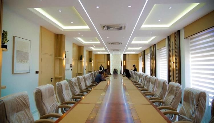 محافظ شبوة يقف على خطط تطوير هيئة مستشفى شبوة ومشروع قاعة الاجتماعات الكبرى