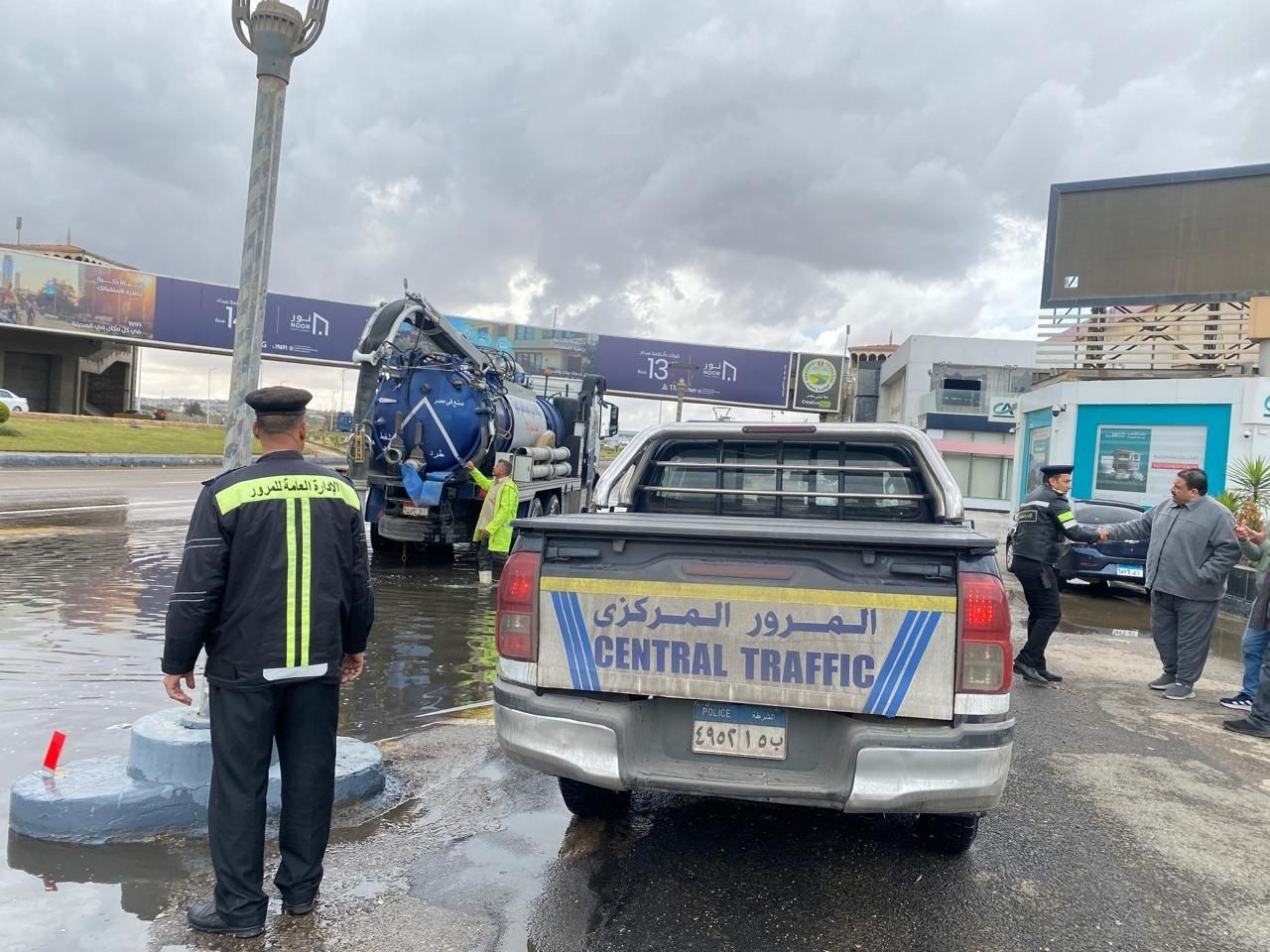 إزالة تجمعات المياه ومنع التكدسات | انتشار رجال المرور لرفع كفاءة الطرق - الخليج الان