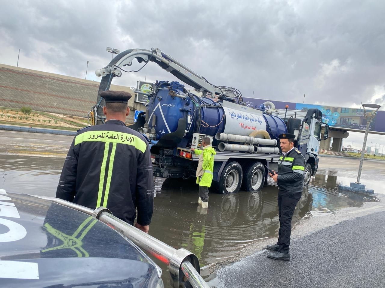 إزالة تجمعات المياه ومنع التكدسات | انتشار رجال المرور لرفع كفاءة الطرق - الخليج الان