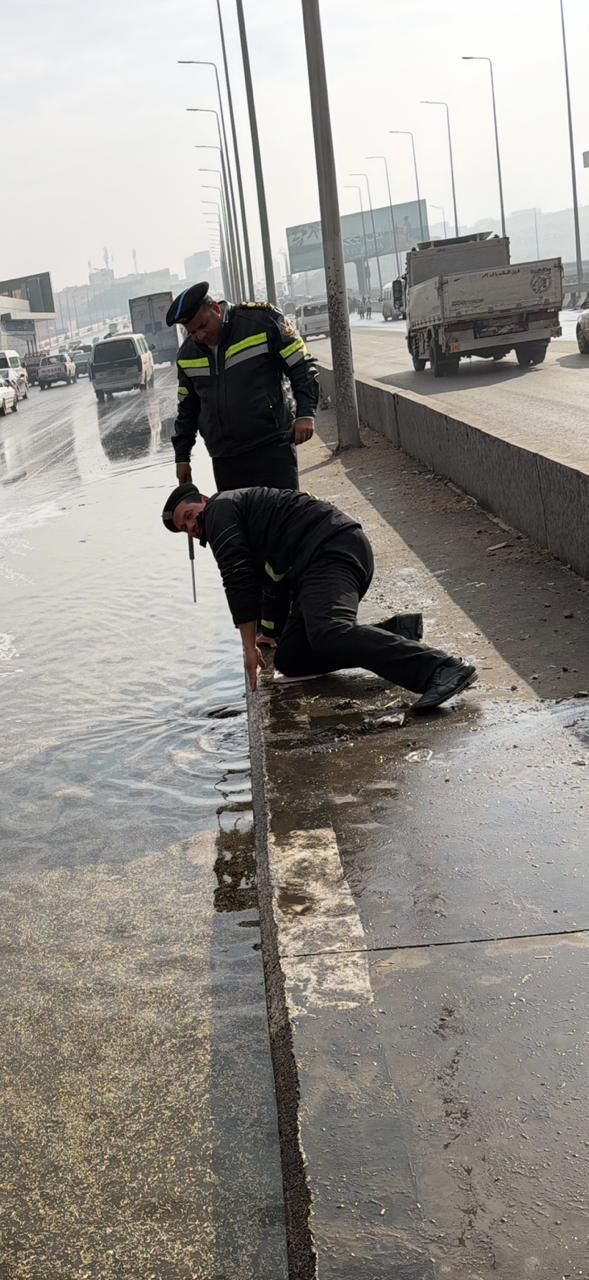 إزالة تجمعات المياه ومنع التكدسات | انتشار رجال المرور لرفع كفاءة الطرق - الخليج الان