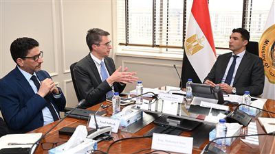وزير الصناعة يبحث مع وفد البنك الدولي ومؤسسة التمويل الدولية سبل دعم المشروعات الصناعية في مصر - الخليج الان