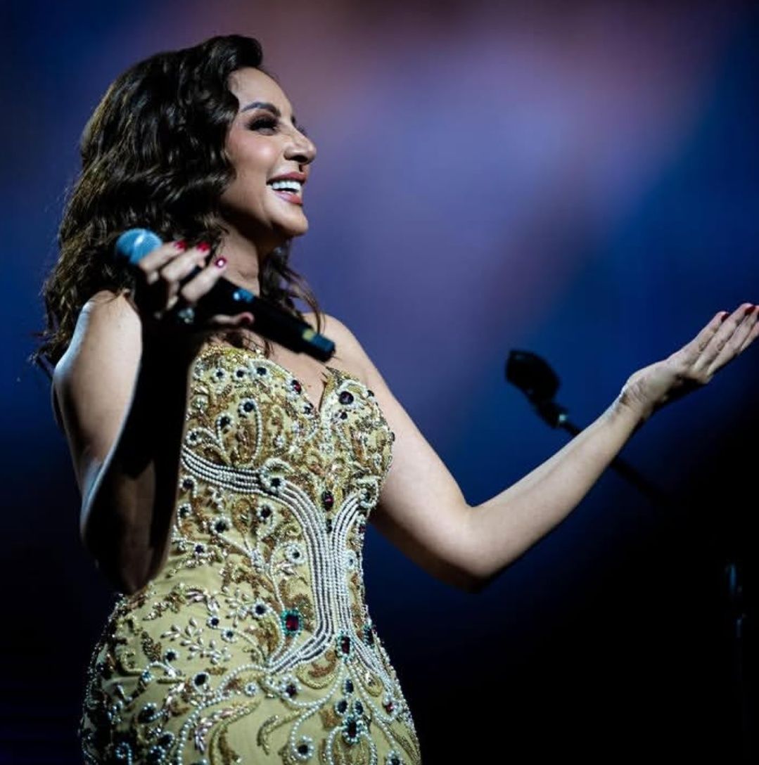 مرصع بالذهب واللؤلؤ وتم تعديله.. تفاصيل إطلالة أنغام في حفلها بجدة - الخليج الان