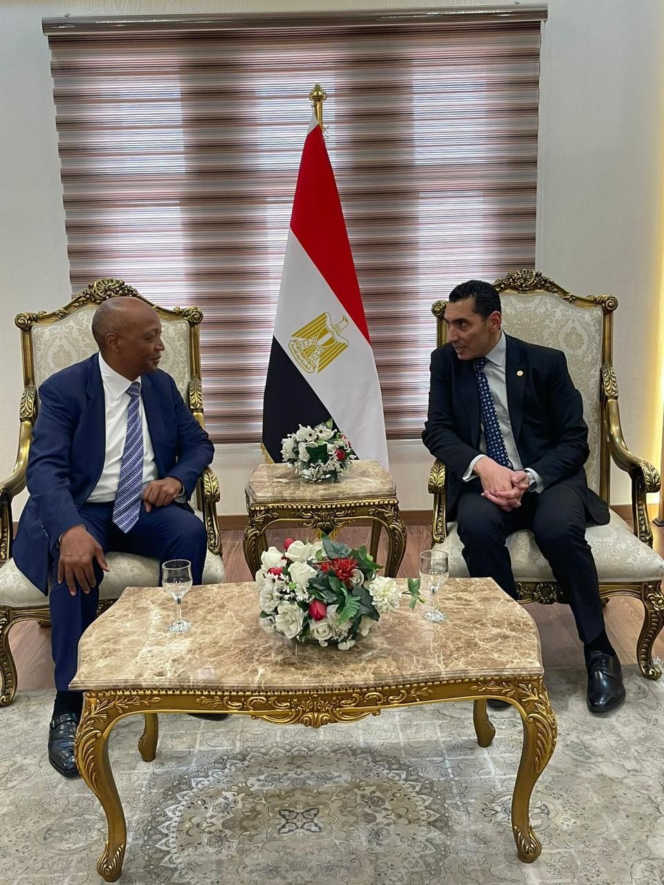 بحضور اتحاد الكرة.. وزير الشباب والرياضة يستقبل رئيس الكاف بالقاهرة - الخليج الان