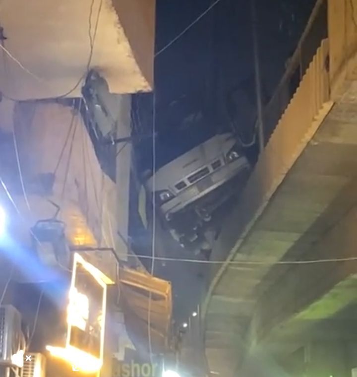 ثوانٍ من الرعب فوق الدائري.. أتوبيس يقتحم عقارًا في بشتيل ويصيب 5 ركاب - الخليج الان