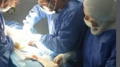 فريق الجراحة العامة بمستشفى بلبيس ينقذ حياة شابين إثر تعرضهما لجروح نافذة - الخليج الان