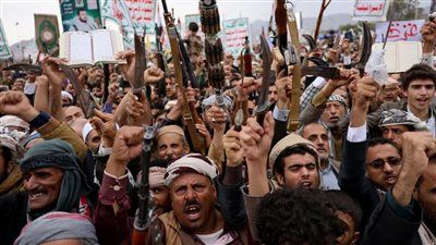 محللون يحذرون من محاولات "الحوثي" تعطيل حركة الملاحة في مضيق باب المندب. - الخليج الان