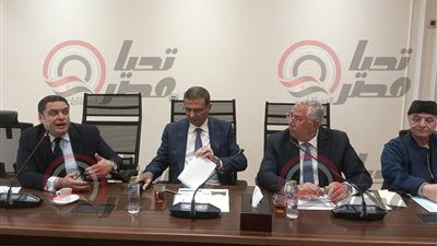 من عزاء والدته أمس إلى اجتماع لجنة الزراعة اليوم.. وزير الزراعة يواصل مهامه أمام البرلمان - الخليج الان