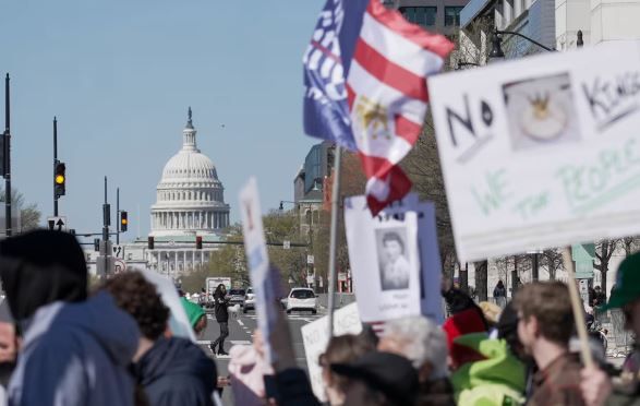انتفاضة ضد ترامب ومطالبات بوقف حرب إيران.. ماذا يحدث في شوارع أمريكا؟ - الخليج الان