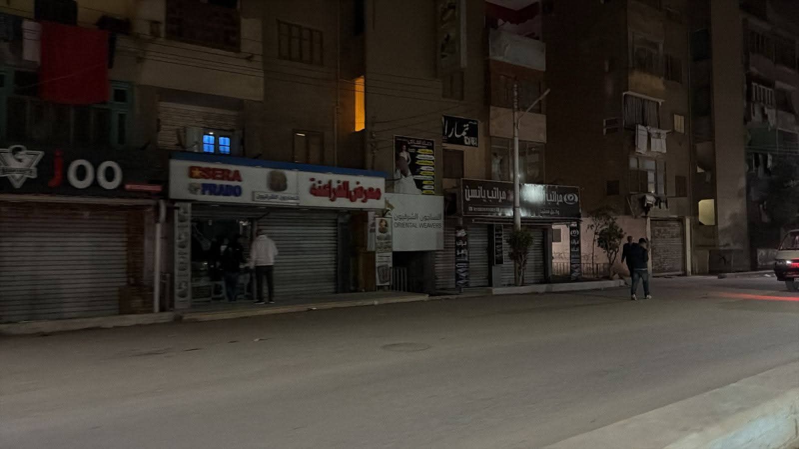 رئيس مدينة الخانكة أحمد بكر يقود حملات غلق المحال - الخليج الان