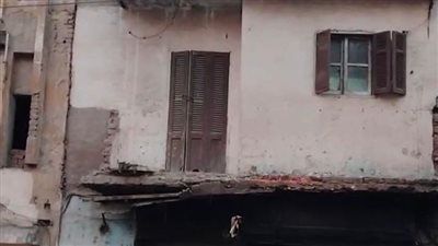 إصابة سيدة إثر انهيار شرفة منزل قديم بمنطقة عبده معروف في المنصورة - الخليج الان