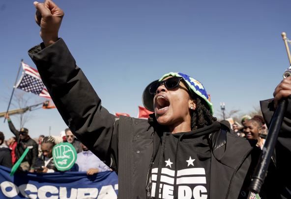 انتفاضة ضد ترامب ومطالبات بوقف حرب إيران.. ماذا يحدث في شوارع أمريكا؟ - الخليج الان