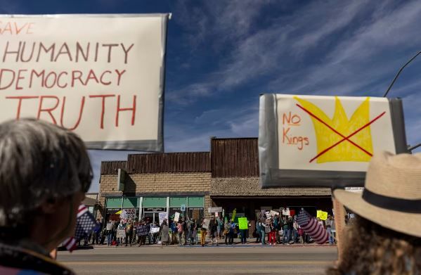 انتفاضة ضد ترامب ومطالبات بوقف حرب إيران.. ماذا يحدث في شوارع أمريكا؟ - الخليج الان