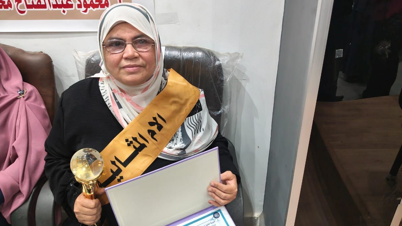 «مرفت» الفائزة بجائزة الأم المثالية بالقطاع الصحي بالشرقية: صدمة فقدان زوجي أصابتني بانفصال في شبكية العين - الخليج الان