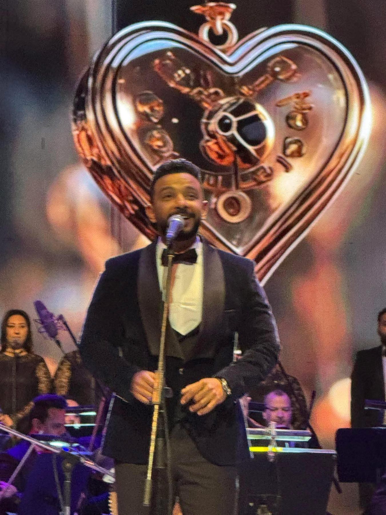 في احتفالية عبد الحليم حافظ.. خالد منتصر ينتقد مطرب بالأوبرا غير كلمات أغنية لست قلبي - الخليج الان