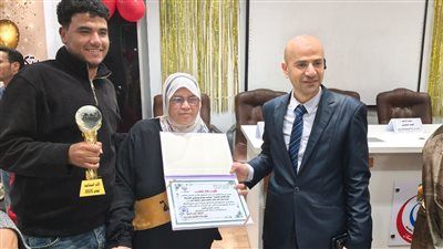 «مرفت» الفائزة بجائزة الأم المثالية بالقطاع الصحي بالشرقية: صدمة فقدان زوجي أصابتني بانفصال في شبكية العين - الخليج الان