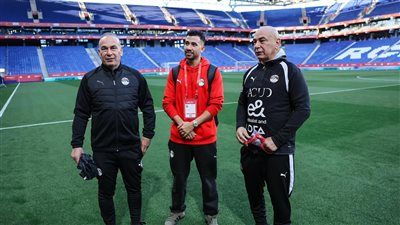 الجهاز الفني لمنتخب مصر يتفقد أرضية ملعب إسبانيول قبل مواجهة إسبانيا - الخليج الان