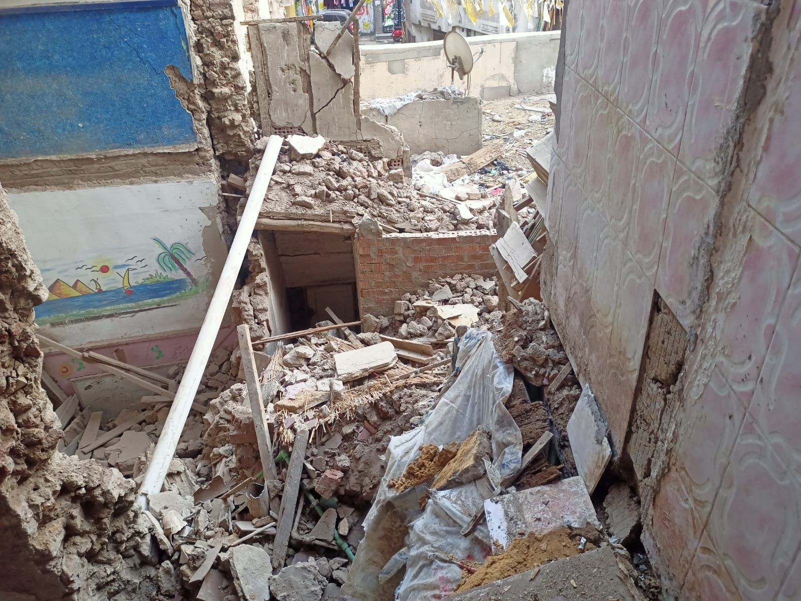 انهيار جزئى فى منزل مأهول بالسكان بالغربية - الخليج الان