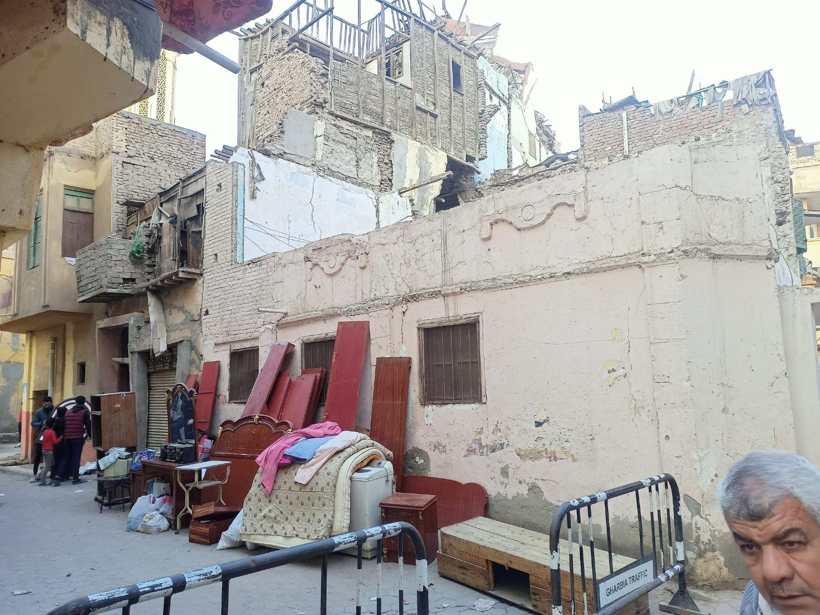 انهيار جزئى فى منزل مأهول بالسكان بالغربية - الخليج الان