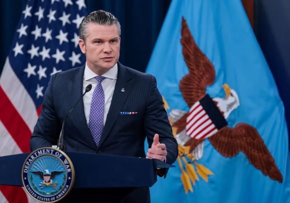 وزير الحرب الأمريكي: سوف نتفاوض مع إيران بالقنابل - الخليج الان