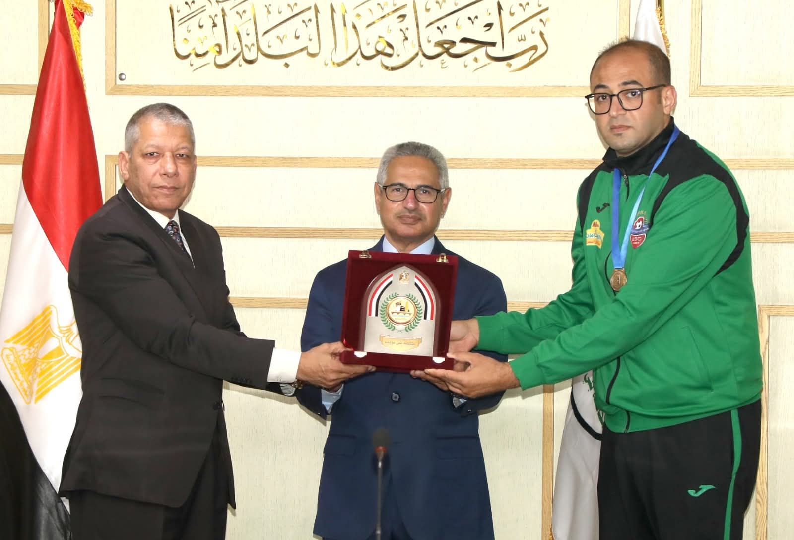 محافظ بني سويف يكرّم أبطال اليد ويهديهم درع المحافظة بعد الصعود للممتاز.. ويطلق رؤية لاكتشاف المواهب الرياضية بالمراكز - الخليج الان