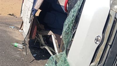 مصرع شخصين وإصابة 8 في انقلاب ميكروباص بالطريق الأوسطي - الخليج الان