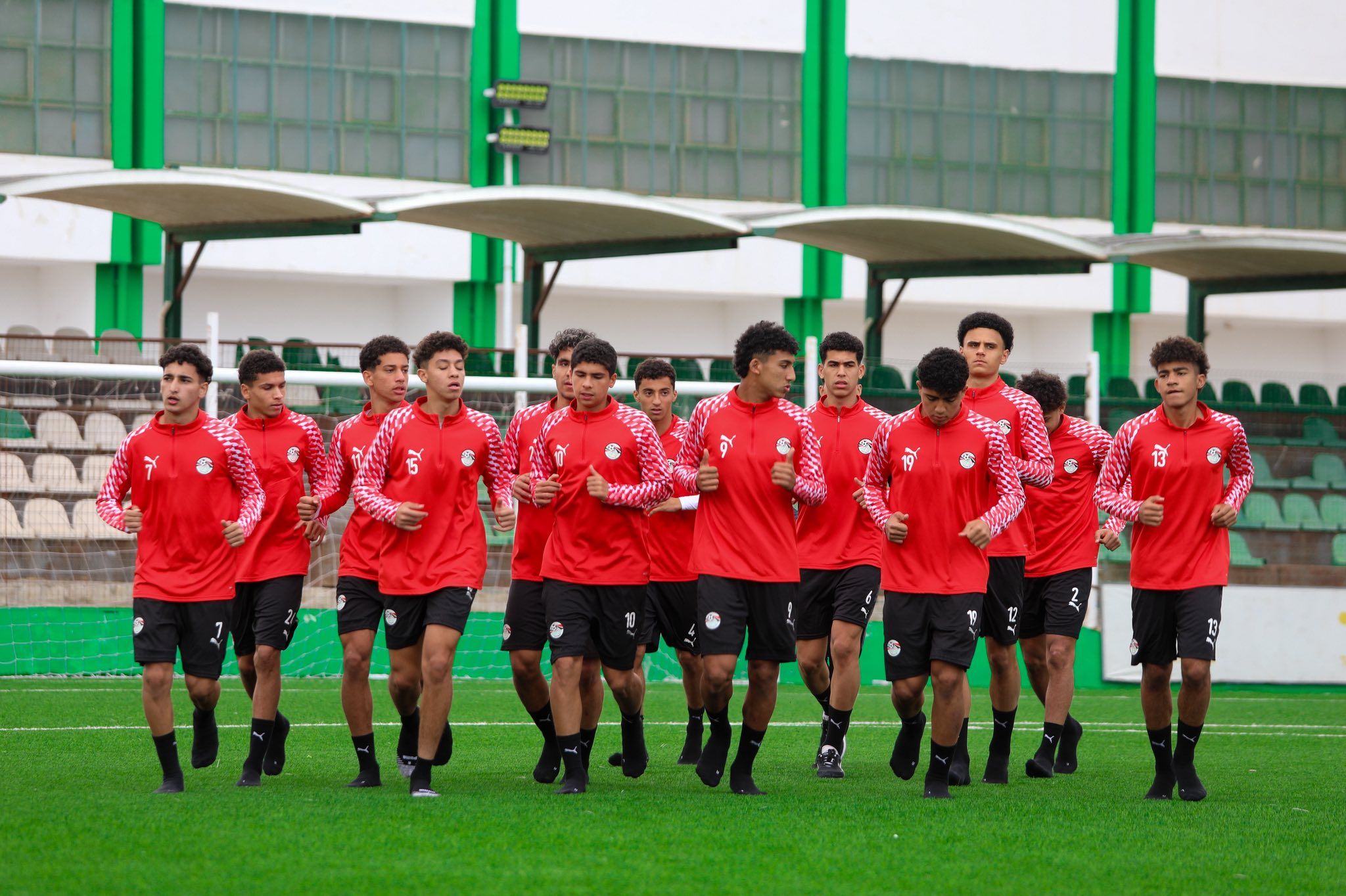 منتخب الناشئين يؤدي تدريبه تحت الأمطار استعداداً لمواجهة ليبيا - الخليج الان